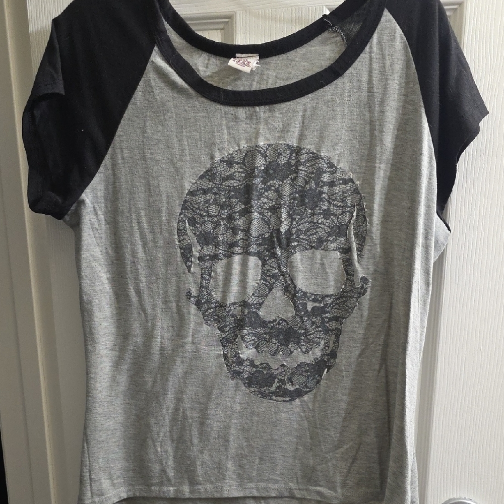 Gray Raglan High Low Tee with Skull Graphic Size 1X